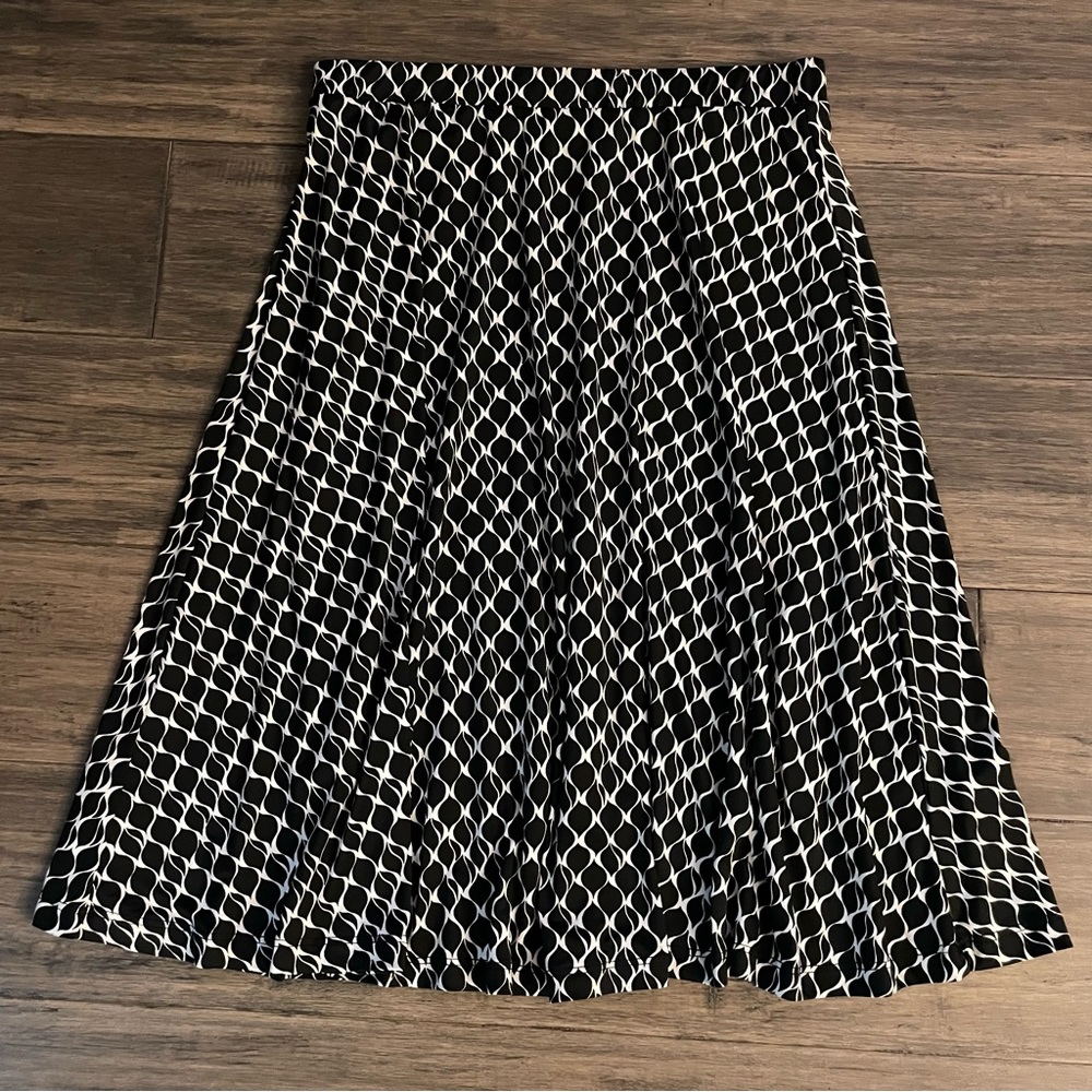Gilli Black and White Flowy Skirt Stretch Pattern Size Small